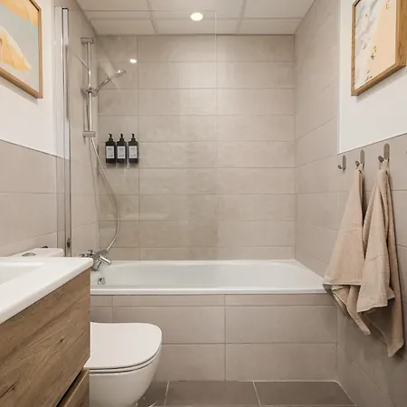 New Cozy 2-bedroom In Center エステポナ