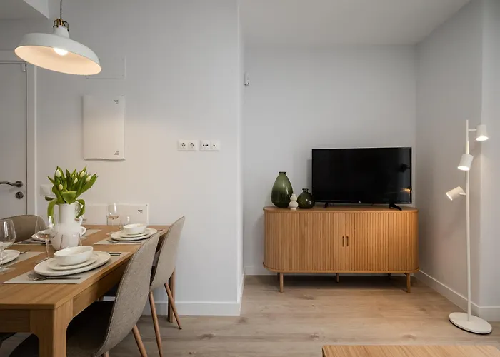 New Cozy 2-bedroom In Center Daire