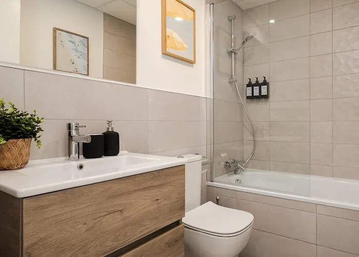 New Cozy 2-bedroom In Center Daire