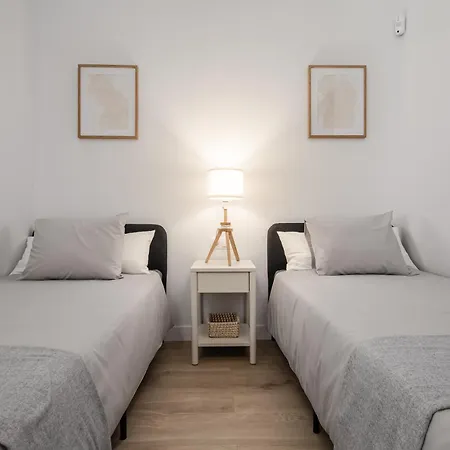 New Cozy 2-bedroom In Center * エステポナ