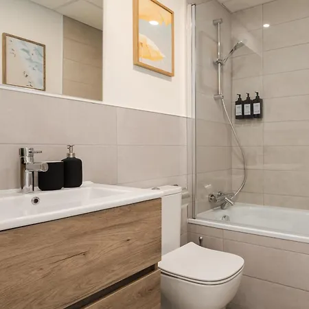 New Cozy 2-bedroom In Center 公寓